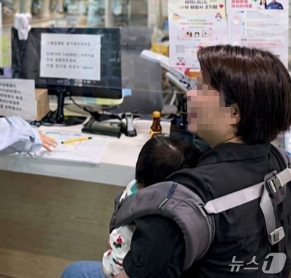 출생 미신고 아동 지원을 받은 A씨가 대구 서구 비산7동 행정복지센터에서 상담을 받고 있다. (대구 서구 제공. 재판매 및 DB 금지)