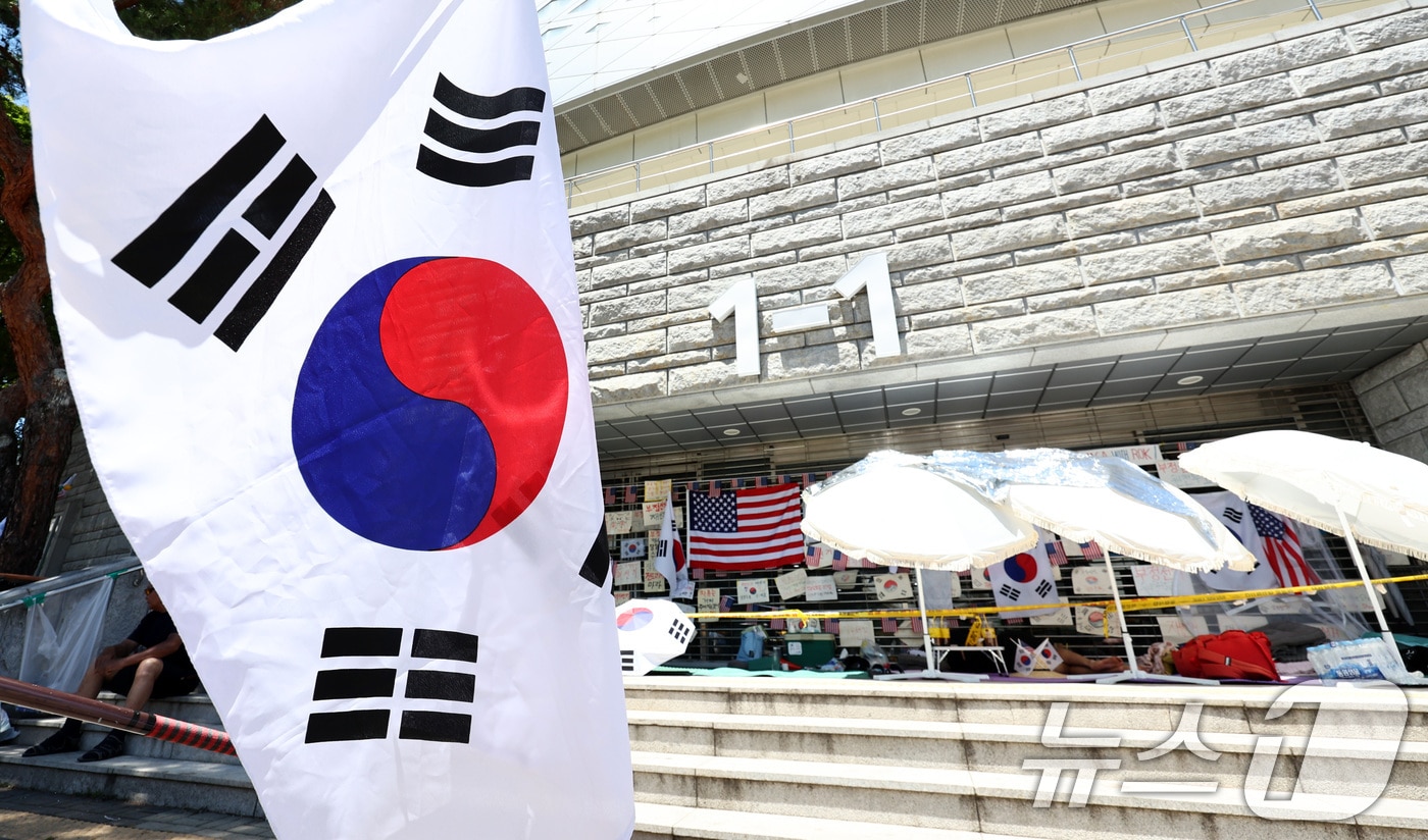 제9회 전국동시지방선거 투표용지 부족 사태를 규탄하는 개표소 봉쇄 시위가 이어지는 23일 서울 송파구 올림픽공원 핸드볼경기장 개표소 입구를 시위대가 봉쇄하고 있다. ⓒ 뉴스1