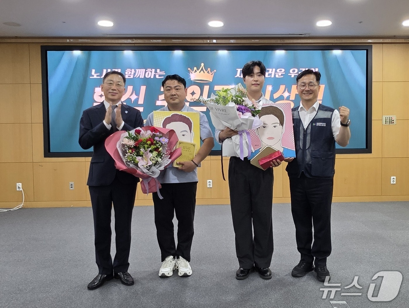 23일 전북도가 2분기 혁신 주인공으로 오경석 주무관(왼쪽 두번째)과 정희수 주무관(왼쪽 세번째)을 선정했다.(전북도제공. 재판매 및 DB금지)2026.6.23/뉴스1