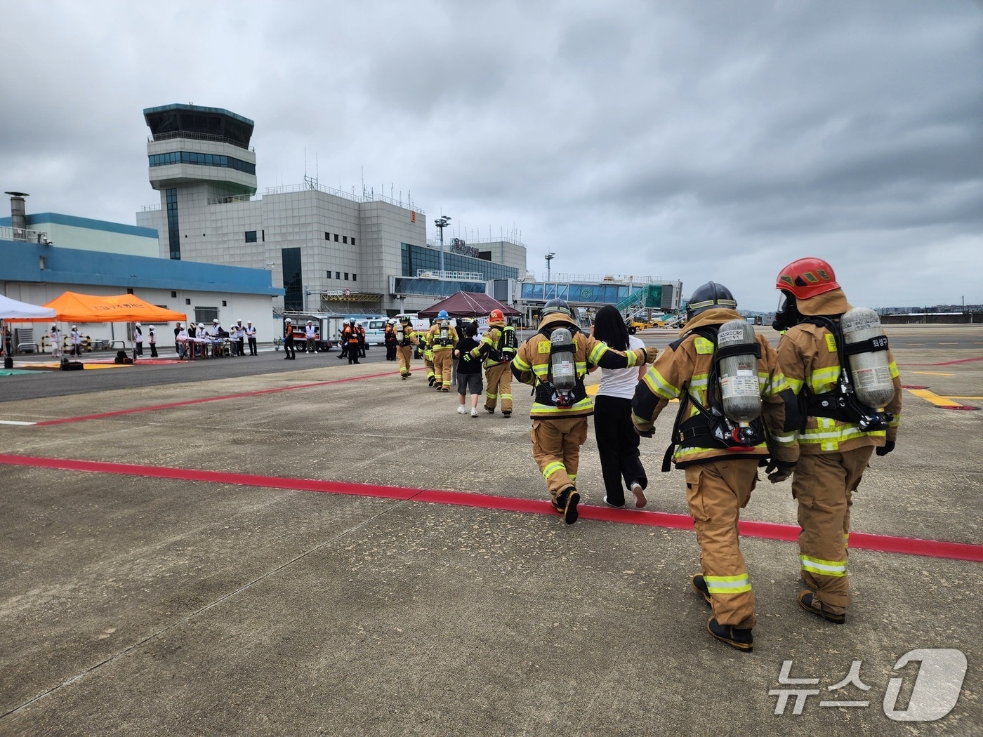 23일 울산 북구 울산공항에서 항공기 재난 종합훈련이 진행됐다.(한국공항공사 울산공항제공. 재판매 및 DB금지)/뉴스1