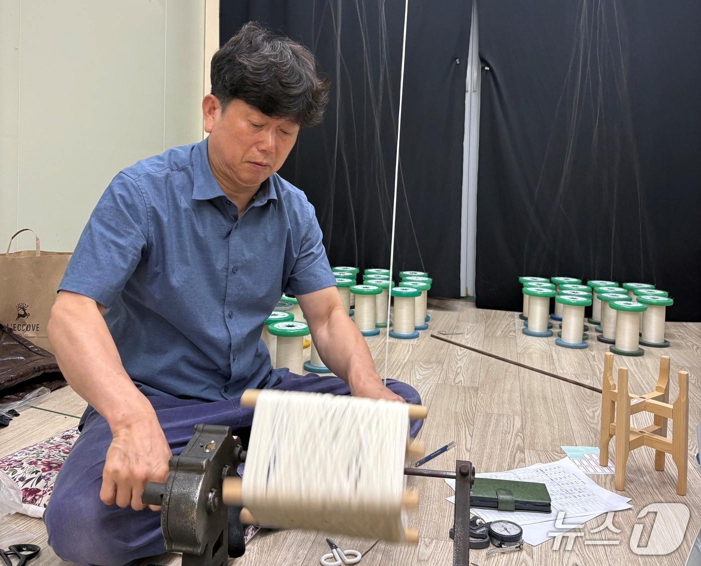 김동환 가야금 명장이 고령 우륵박물관에서 가야금 줄 제작 시연을 하고 있다. (고령군 제공. 재판매 및 DB금지)/뉴스1