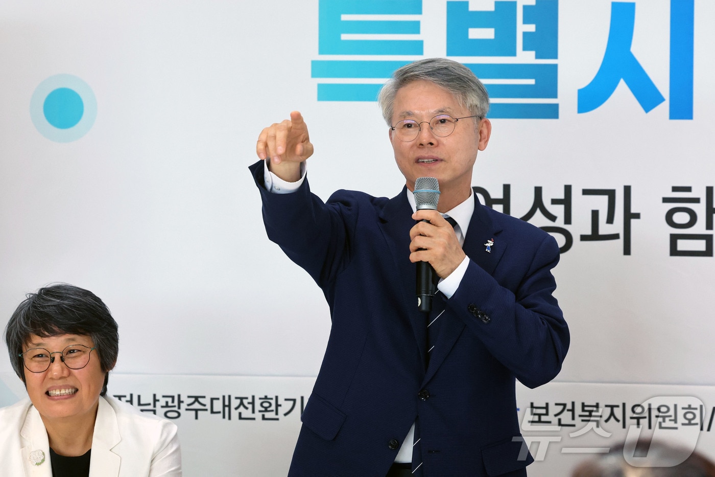 민형배 전남광주특별시장 당선인이 23일 전남 목포 김대중 노벨평화상 기념관에서 열린 특별시민과의 대화 여성 분야 행사에 참석해 시민들의 의견을 듣고 있다. 2026.6.23 ⓒ 뉴스1 조수민 수습기자