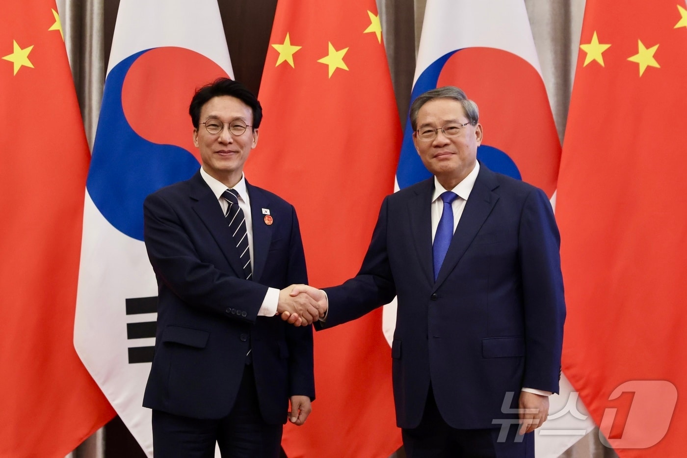김민석 국무총리가 23일 중국 다롄에서 리창 국무원 총리와 회담을 갖기 전 기념촬영을 하고 있다.(국무총리실 제공. 재판매 및 DB금지) 2026.6.23 ⓒ 뉴스1 이호윤 기자