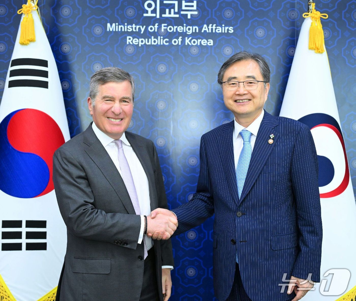 조현 외교부 장관은 23일 방한 중인 찰스 리브킨 미국영화협회(MPA) 회장과 면담했다. (외교부 제공)