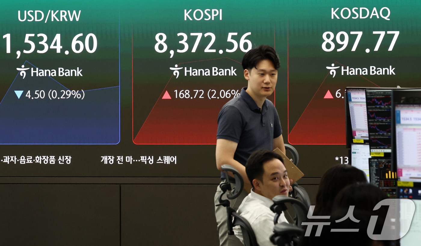 24일 오전 서울 중구 하나은행 본점 딜링룸 전광판에 증시 시황이 나오고 있다. 2026.6.24 ⓒ 뉴스1 최지환 기자