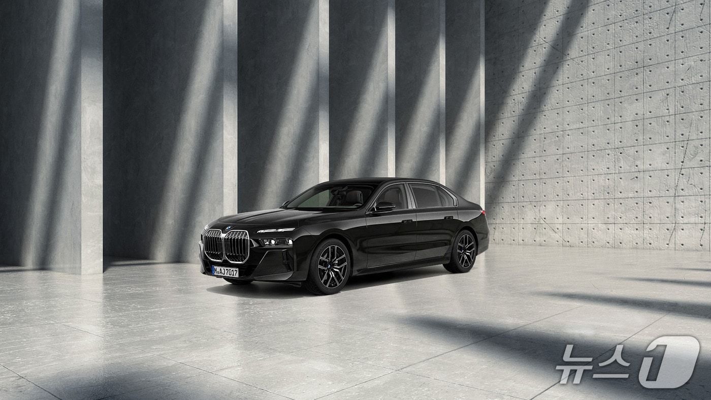 BMW 코리아, 압도적 존재감 강조한 7시리즈 블랙 트림 출시.