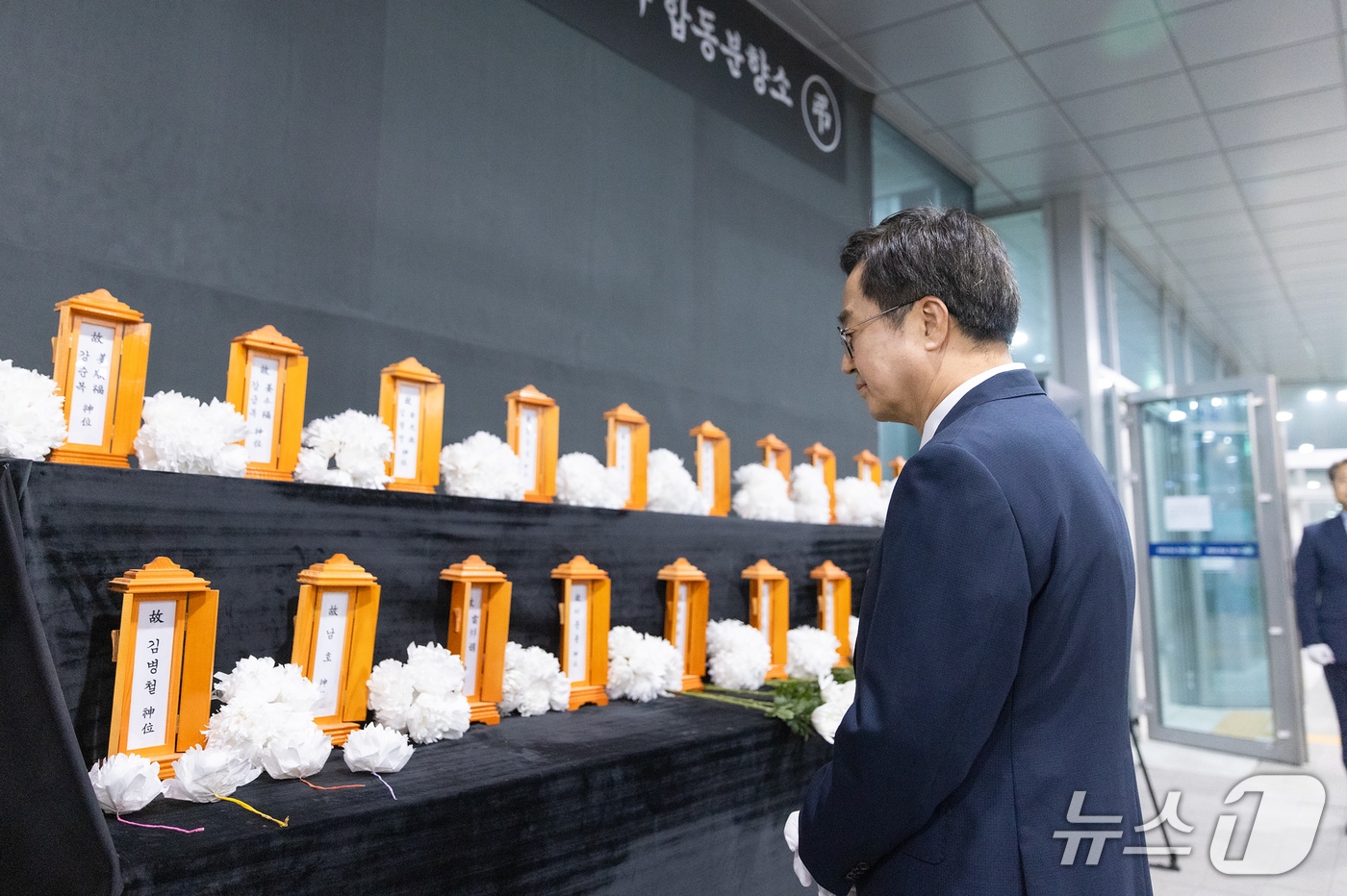 아리셀 참사가 발생한 지난 2024년 김동연 경기도지사가 도청사에 마련된 사고 희상자 분향소 조문 후 희생자들의 명패를 살펴보고 있다.(경기도 제공. 재판매 및 DB금지)