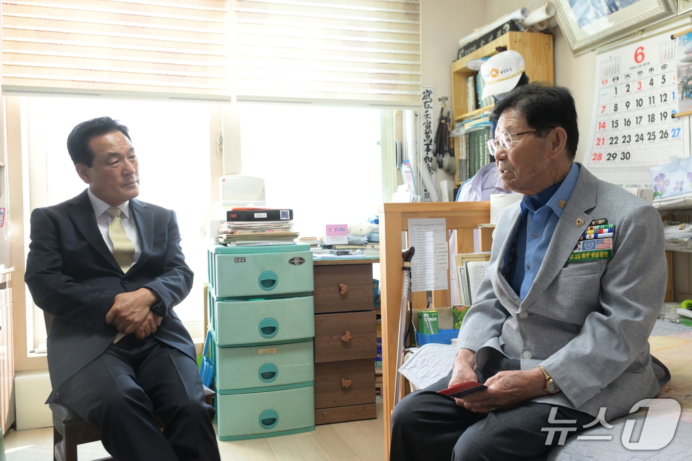 백성현 논산시장이 호국보훈의 달을 맞아 국가유공자 가정을 방문해 감사와 존경의 마음을 전했다.(논산시 제공.재판매 및 DB금지)/뉴스1