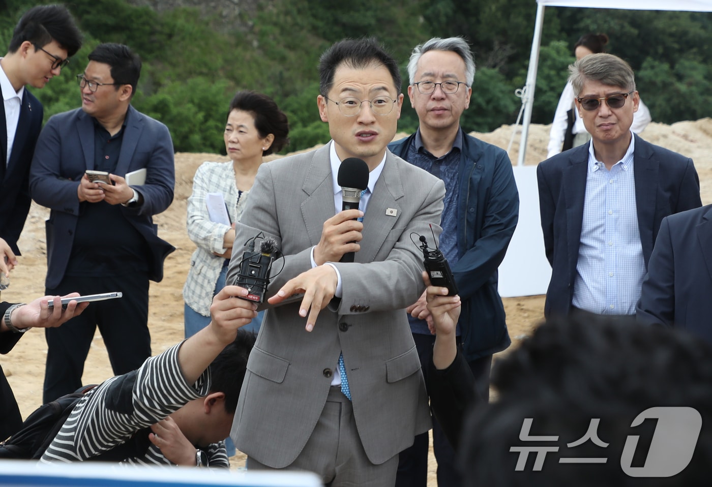 김상욱 울산시장 당선인이 24일 울산 남구 삼산·여천매립지 일원에서 울산국제정원박람회장 조성 현황을 보고 받고 있다. 2026.6.24 ⓒ 뉴스1 조민주 기자