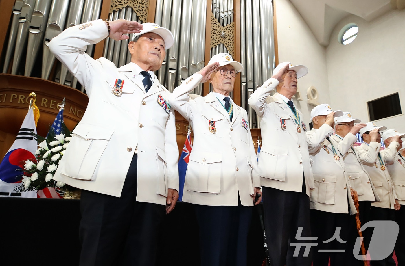24일 계명대 성서캠퍼스에서 열린 '6·25전쟁 제76주년 추념식'에서 참전용사들이 거수경례하고 있다. 2026.6.24 ⓒ 뉴스1 공정식 기자