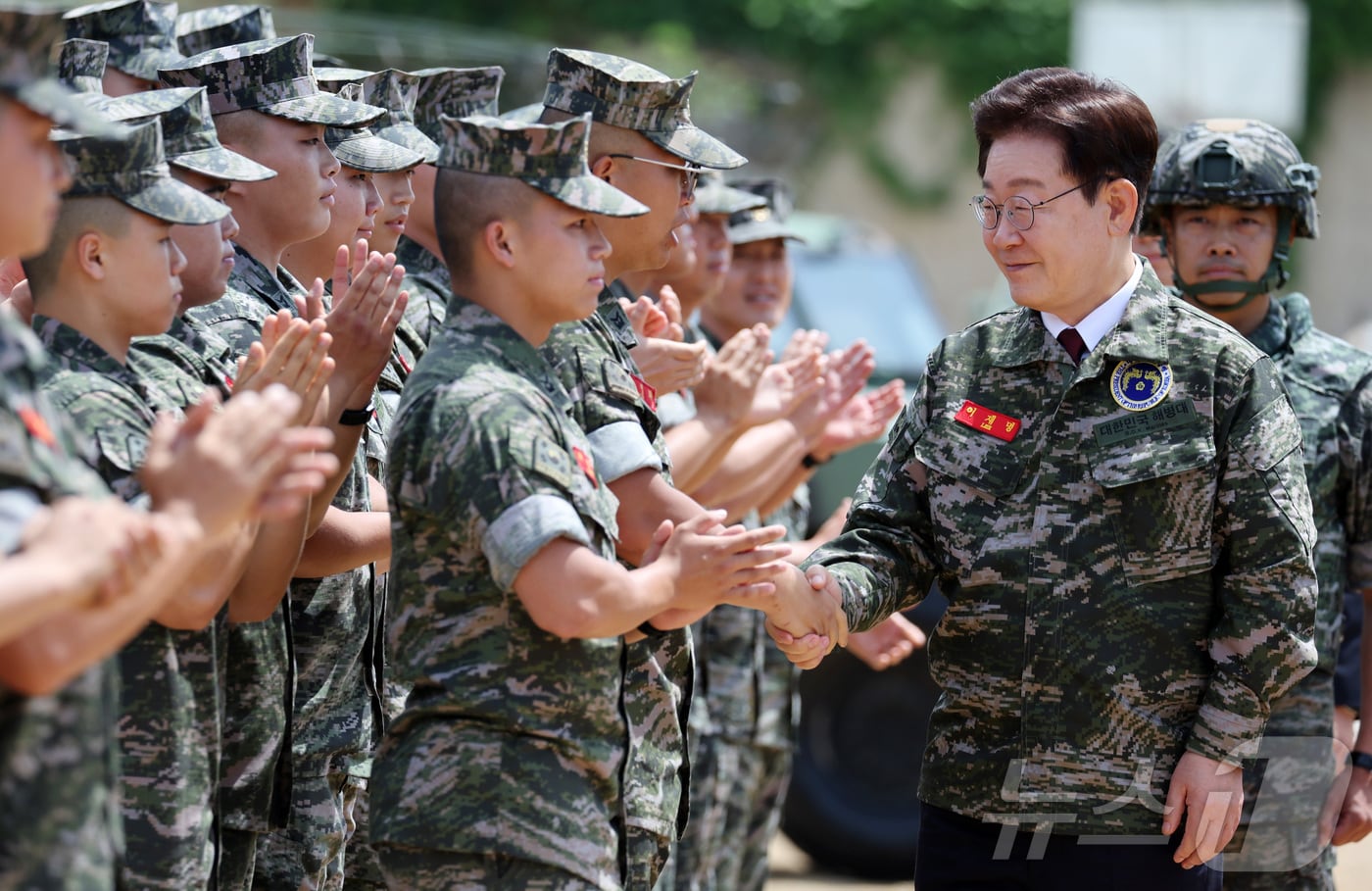 이재명 대통령이 24일 인천 옹진군 연평도 연평부대에서 해병대 장병들과 인사하고 있다. 2026.6.24 ⓒ 뉴스1 이재명 기자