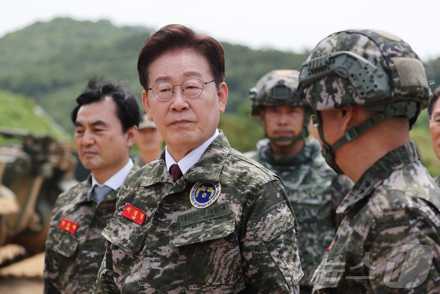 이재명 대통령이 24일 인천 옹진군 연평도 연평부대에서 관계자로부터 K-9 자주포에 대한 설명을 듣고 있다. 2026.6.24 ⓒ 뉴스1 이재명 기자