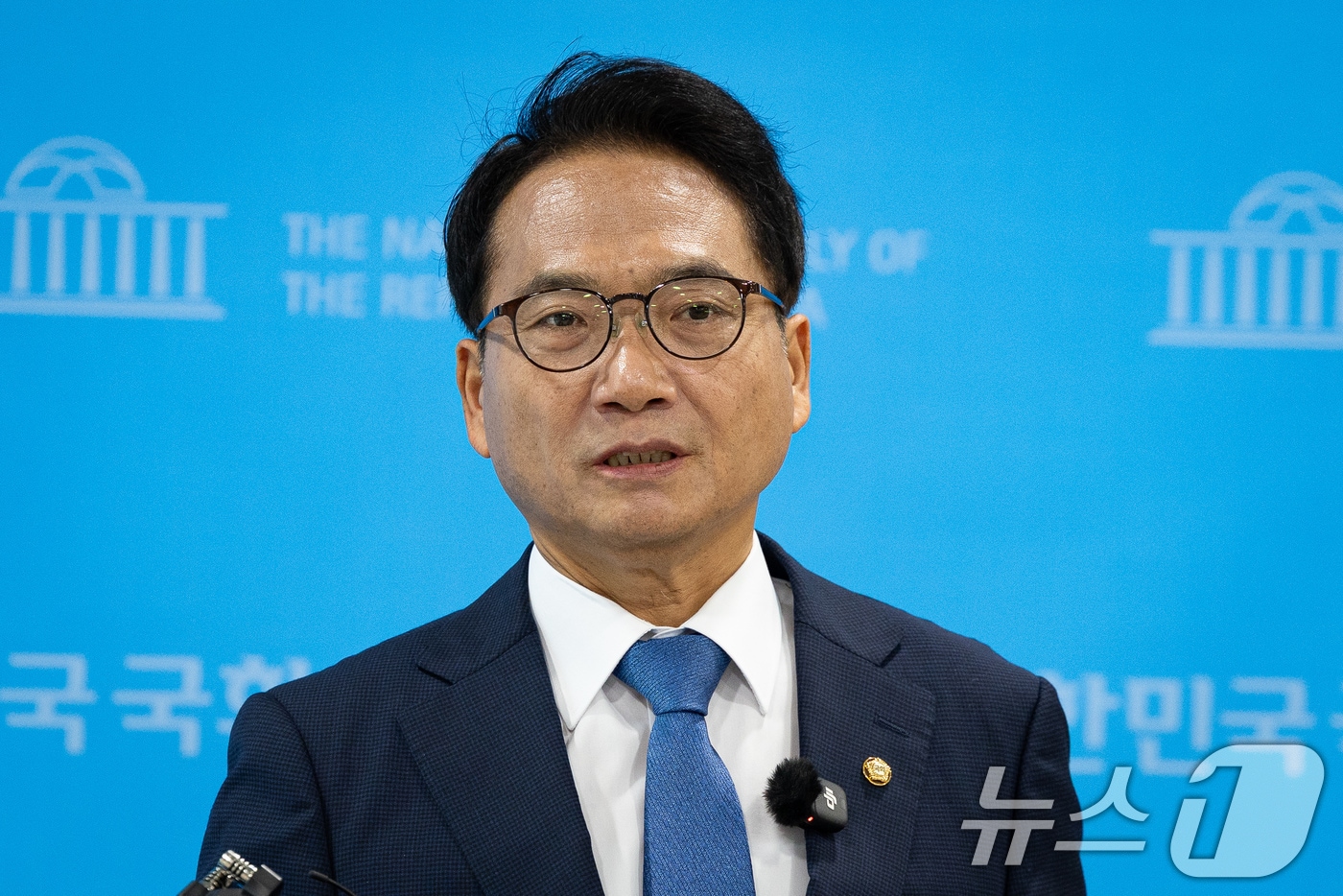 박선원 더불어민주당 의원이 지난 6월 24일 서울 여의도 국회 소통관에서 최고위원 출마를 선언한 후 취재진 질문에 답하고 있다. 2026.6.24 ⓒ 뉴스1 유승관 기자