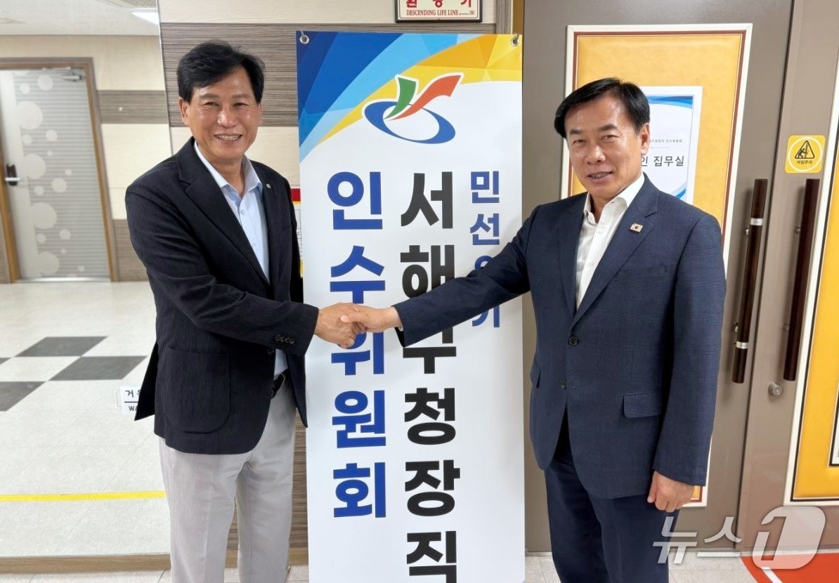 (왼쪽부터)김진규 인천 검단구청장 당선인과 구재용 서해구청장 당선인/뉴스1