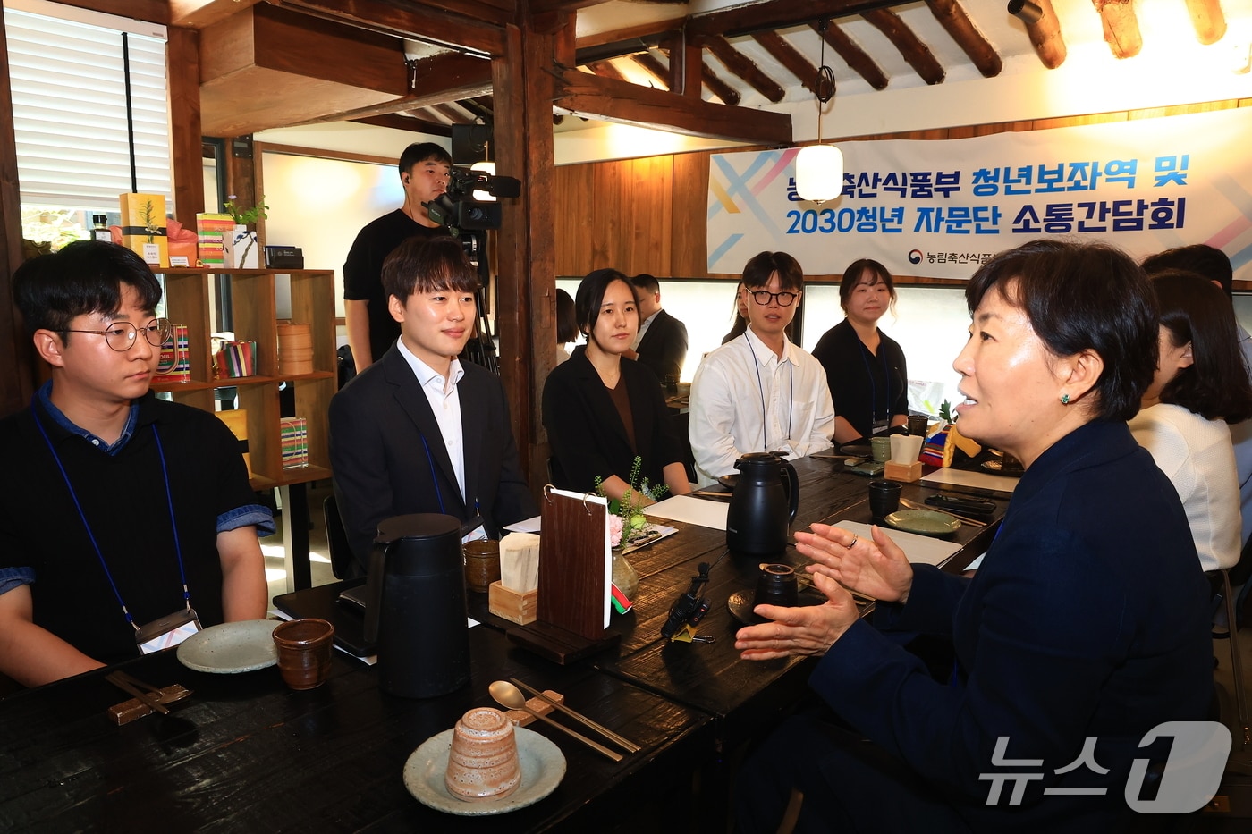 송미령 농림축산식품부 장관(오른쪽)은 24일 오전 서울 인사동의 한 한식당에서 농식품부 3기 2030 쳥년자문단과 소통간담회를 했다. (농식품부 제공) /2026.6.24/