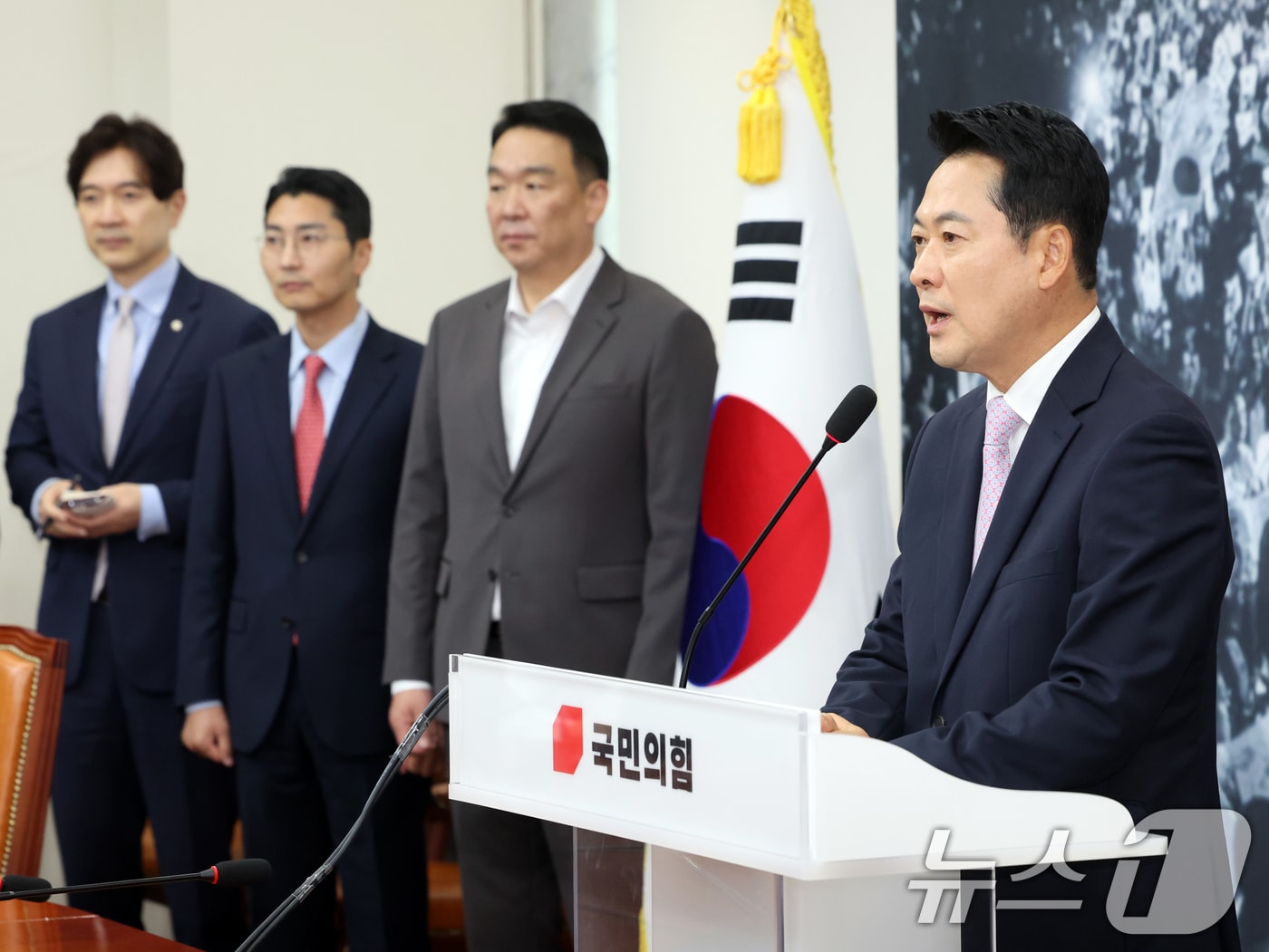 장동혁 국민의힘 대표가 24일 오후 서울 여의도 국회에서 기자회견을 하고 있다. 이날 장 대표는 건강 악화로 입원한 지 엿새 만에 국회로 복귀했다. 2026.6.24 ⓒ 뉴스1 황기선 기자