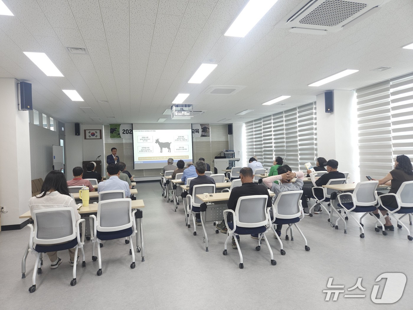 24일 전북 임실군 농업기술센터가 농업인교육장에서 흑염소 사육 농가를 대상으로 '사양관리 전문교육'을 진행하고 있다.(임실군제공, 재판매 및 DB제공)2026.6.24/뉴스1