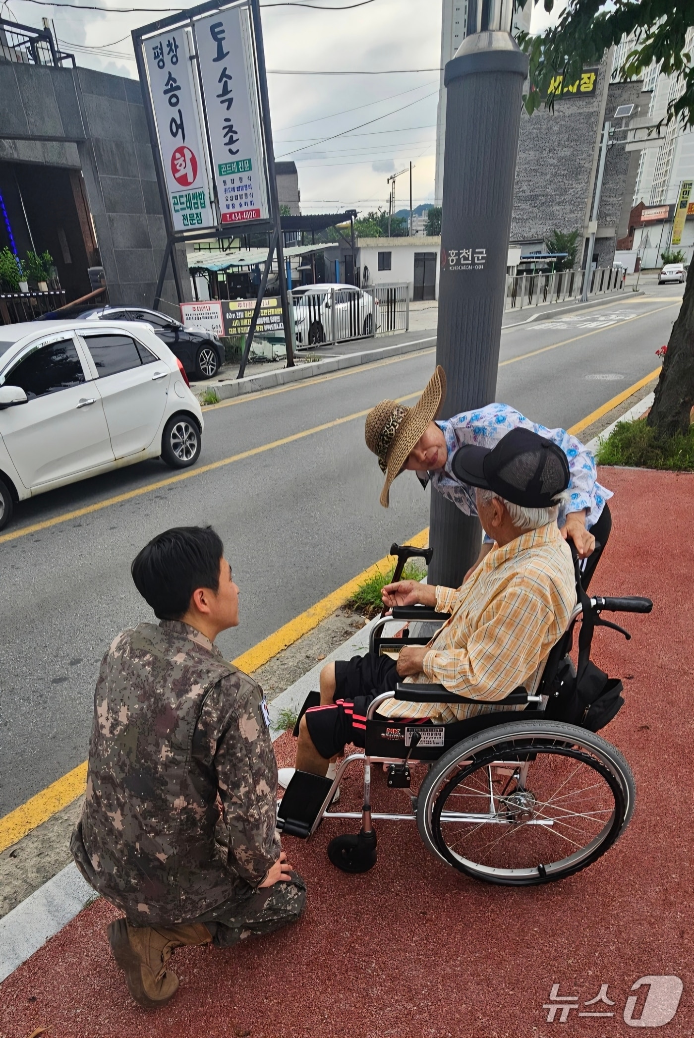 길에서 걷다가 쓰러진 노인 돕는 육군11기동사단 예하 감호대대 소속 강민구 대위.(11사단 제공, 재판매 및 DB금지)