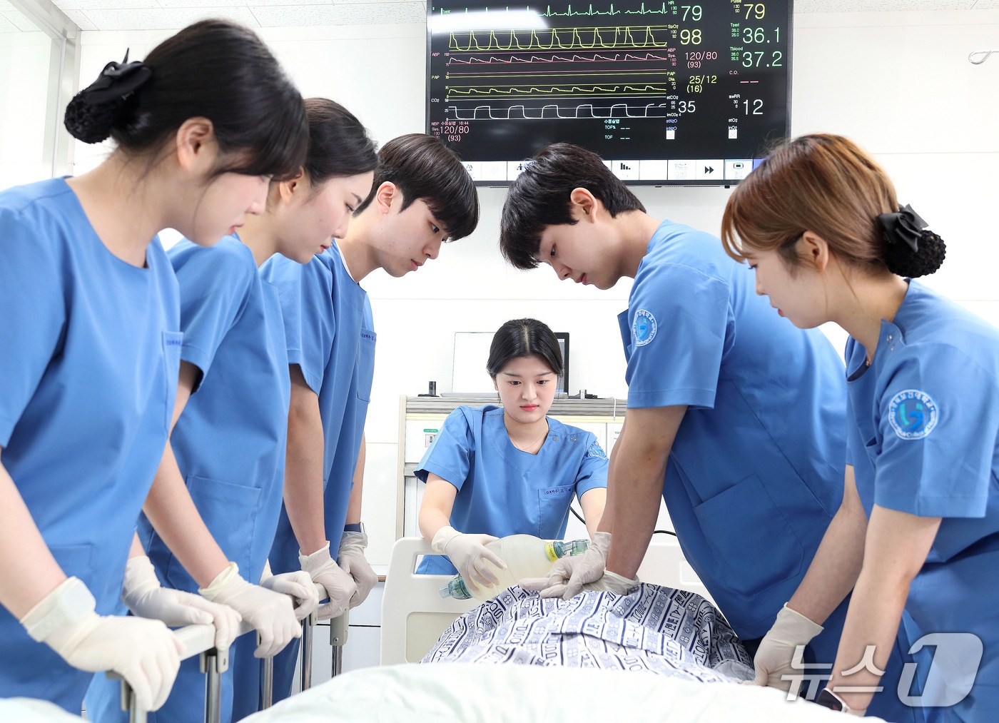 경북보건대가 경북도교육청의 '보건교사 대상 기본소생술 교육' 위탁기관에 선정됐다. 사진은 경북보건대 학생들의 심폐소생술 실습 모습. (경북보건대 제공. 재판매 및 DB 금지)