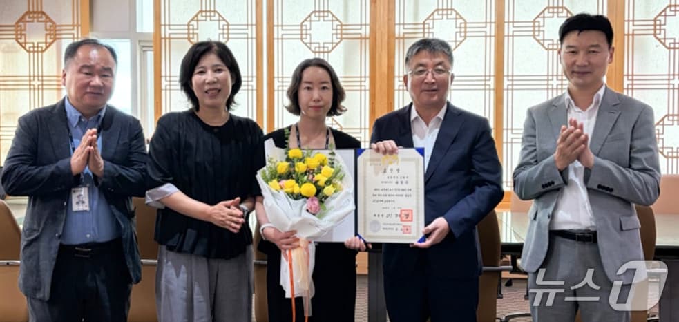 24일 공정은 경북 포항시 복지정책과 주무관(왼쪽 세번째)이 제39회 정보문화의 달 기념식에서 대통령 표창을 받았다. (포항시제공, 재판매 및 DB금지) 2026.6.24/뉴스1