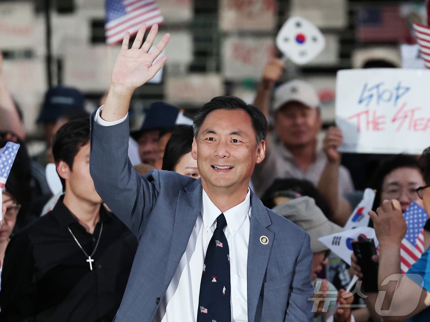 모스 탄(한국명 단현명) 미국 리버티대 교수가 지난달 24일 개표소 봉쇄 시위가 열리고 있는 서울 송파구 올림픽공원 핸드볼경기장을 찾아 손을 들어 인사하고 있다. 2026.6.24 ⓒ 뉴스1 구윤성 기자