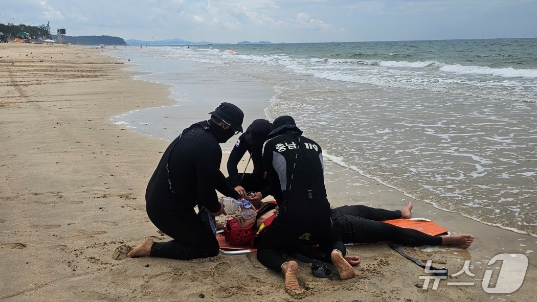충남소방본부 관계자들이 인명 구조 훈련을 진행 중인 모습. (충남소방본부 제공, 재판매 및 DB금지) / 뉴스1