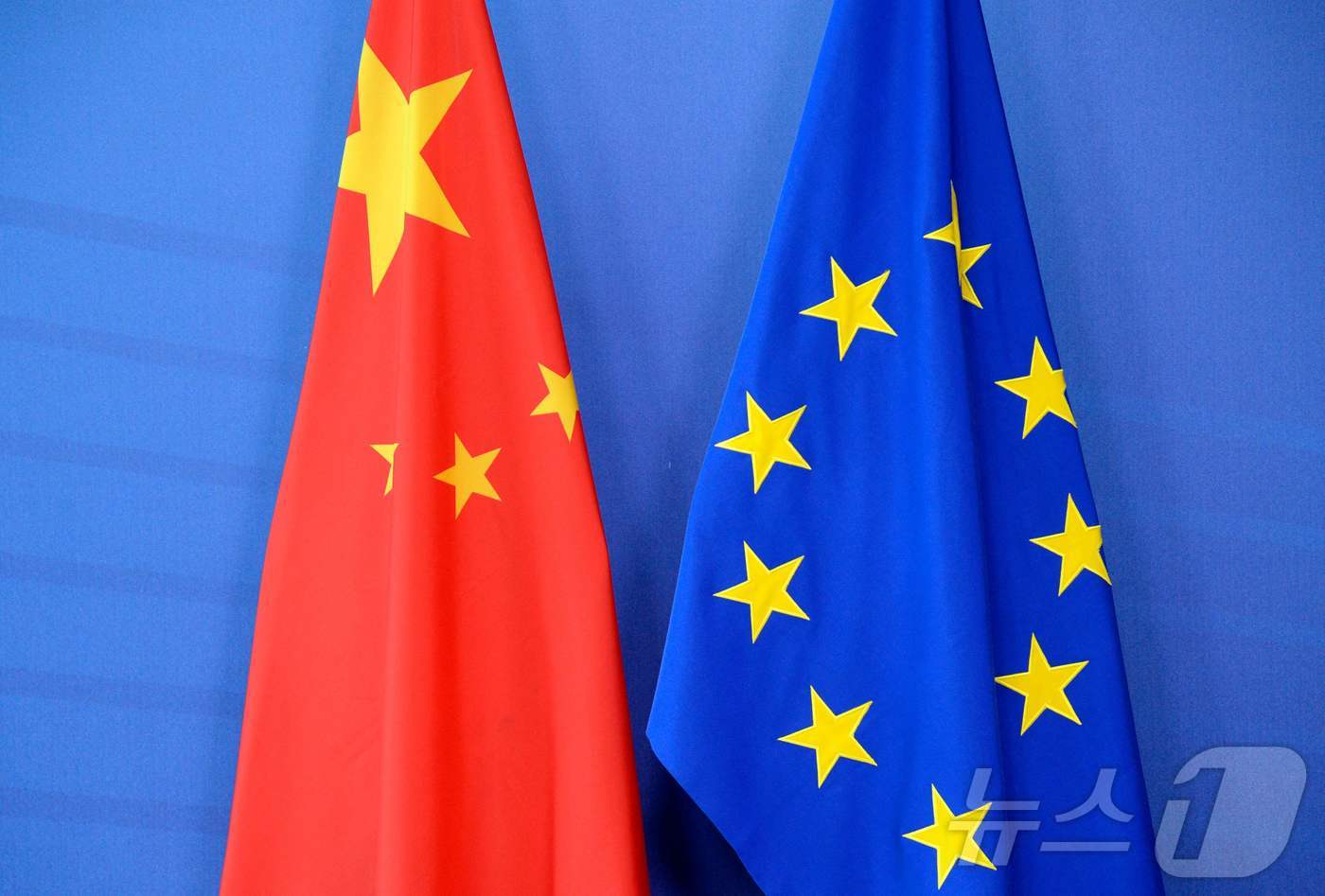 중국 오성홍기(왼쪽)과 유럽연합(EU)기.<자료사진>. ⓒ AFP=뉴스1