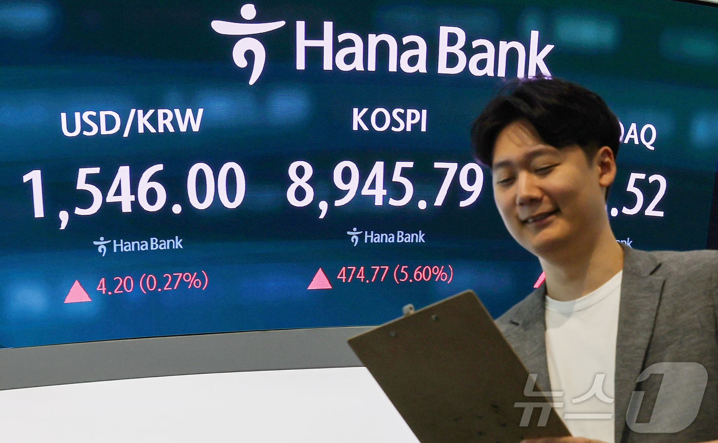 25일 서울 중구 하나은행 본점 딜링룸 전광판에 개장 시황이 나오고 있다. 이날 코스피는 전일 대비 474.77.05포인트(p)(5.60%) 오른 8945.79를 나타내고 있다. 서울외환시장에서 달러·원 환율은 전 거래일 주간거래 종가 대비 4.20원 오른 1546.00원을 기록했다. 2026.6.25 ⓒ 뉴스1 김진환 기자