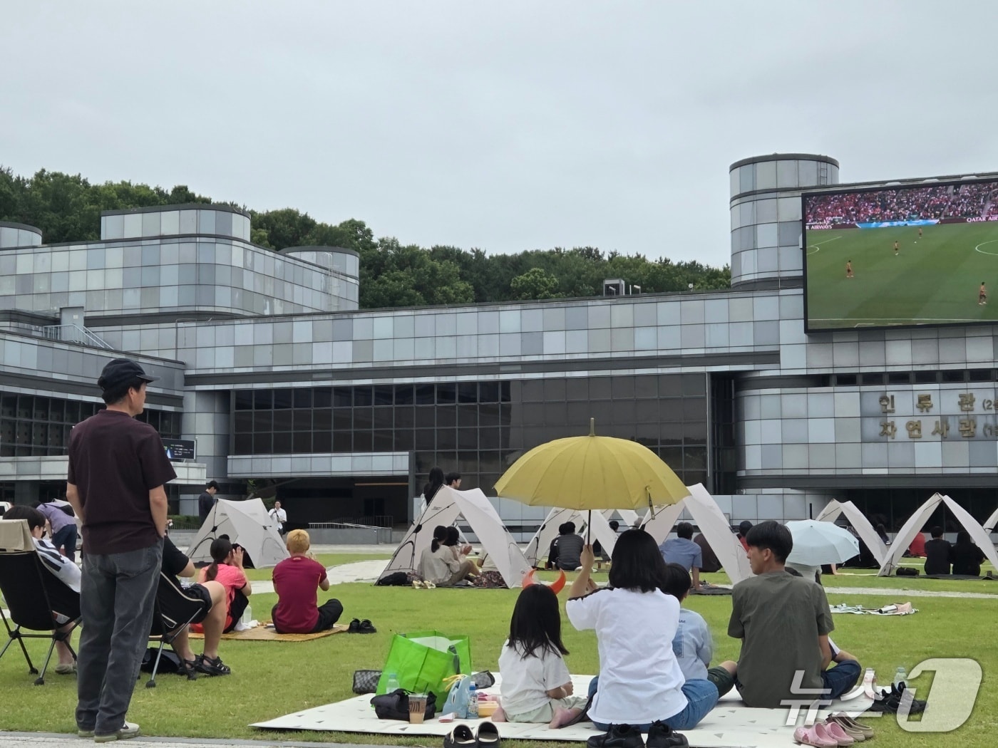2026북중미 월드컵 한국과 남아프리카공화국의 조별리그 마지막 경기가 열린 26일 오전 국립중앙과학관 꿈이광장에서 시민들이 경기를 관람하고 있다. ⓒ 뉴스1 김종서 기자