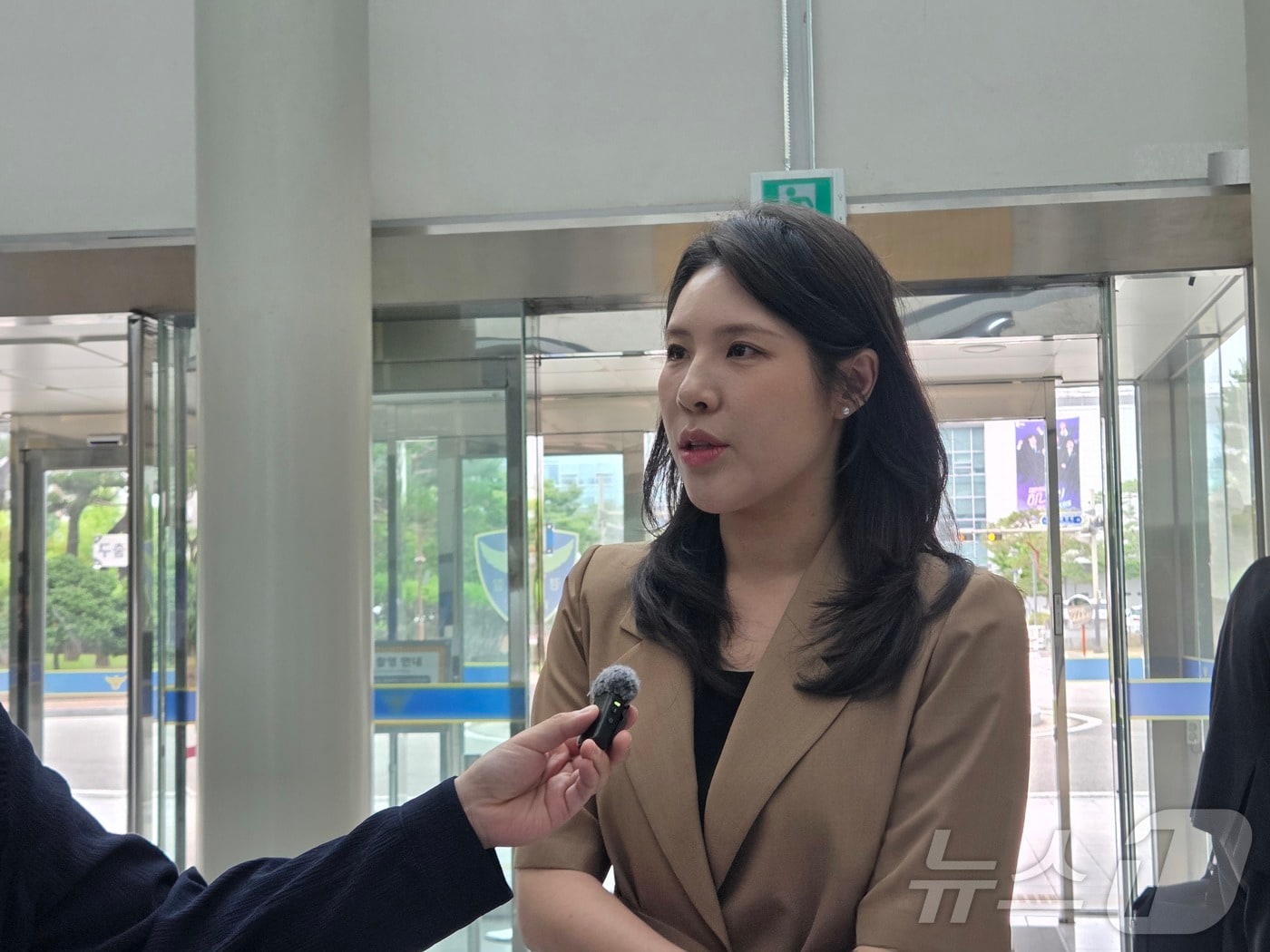 25일 오전 10시께 김슬지 전북도의원이 '이원택 식사비 대납 의혹'과 관련해 세 번째 경찰 조사를 받기 위해 전북경찰청에 출석해 취재진의 질문에 답하고 있다. ⓒ 뉴스1 장수인 기자