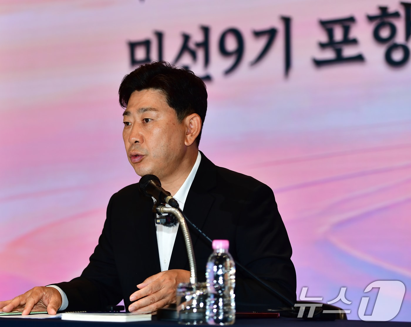 박용선 경북 포항시장 당선인이 25일 포항첨단해양R&D센터에서 가진 기자회견에서 시정 운영 방향을 설명하고 있다. 박 당선인은 "재정 진단과 정상화에 필요한 부분에 대한 검토를 마쳤다"고 말했다. 2026.6.25 ⓒ 뉴스1 최창호 기자