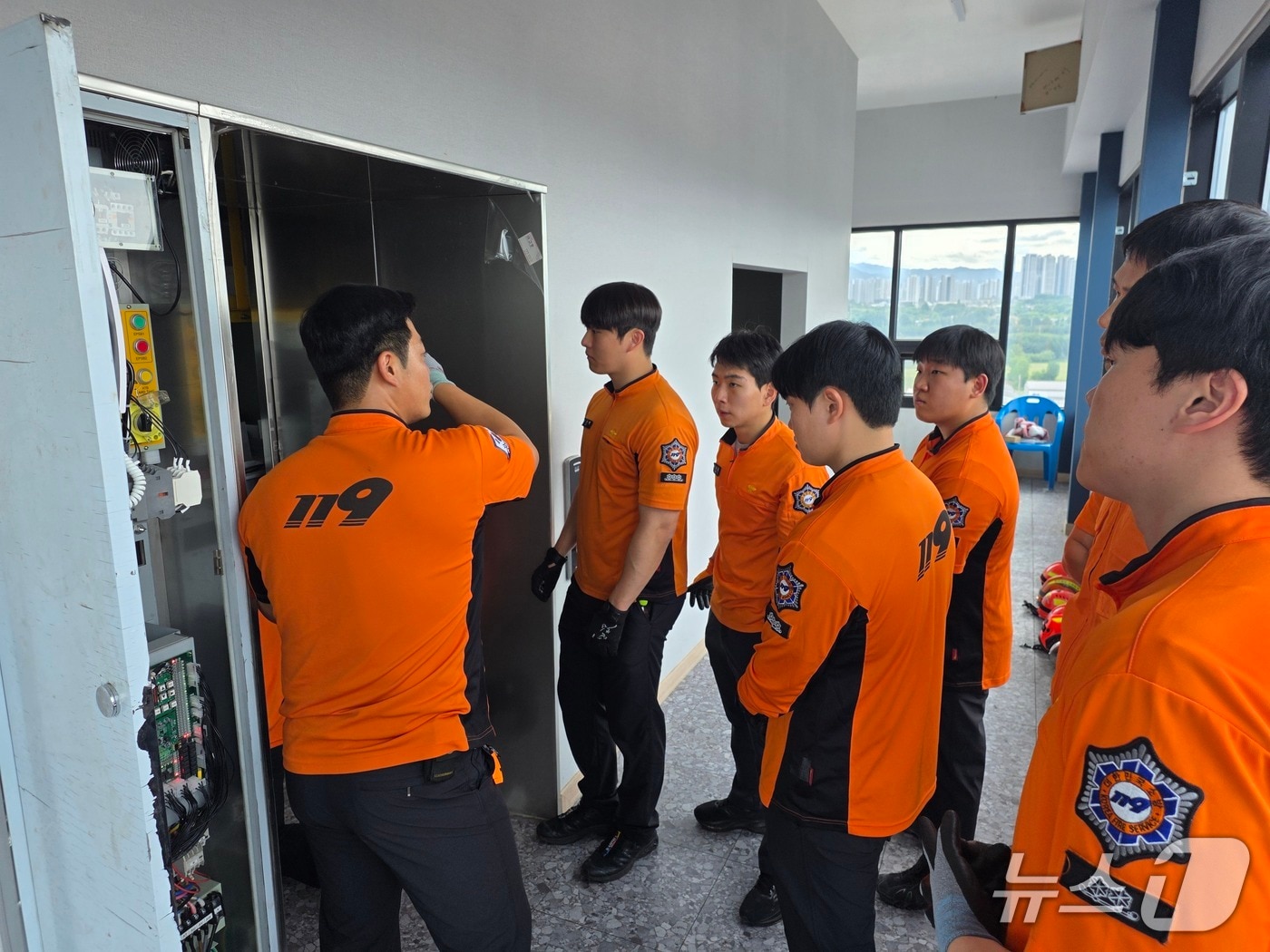 전북 소방이 승강기 구조 역량 강화 훈련을 진행하고 있다.(전북소방본부 제공. 재판매 및 DB금지)