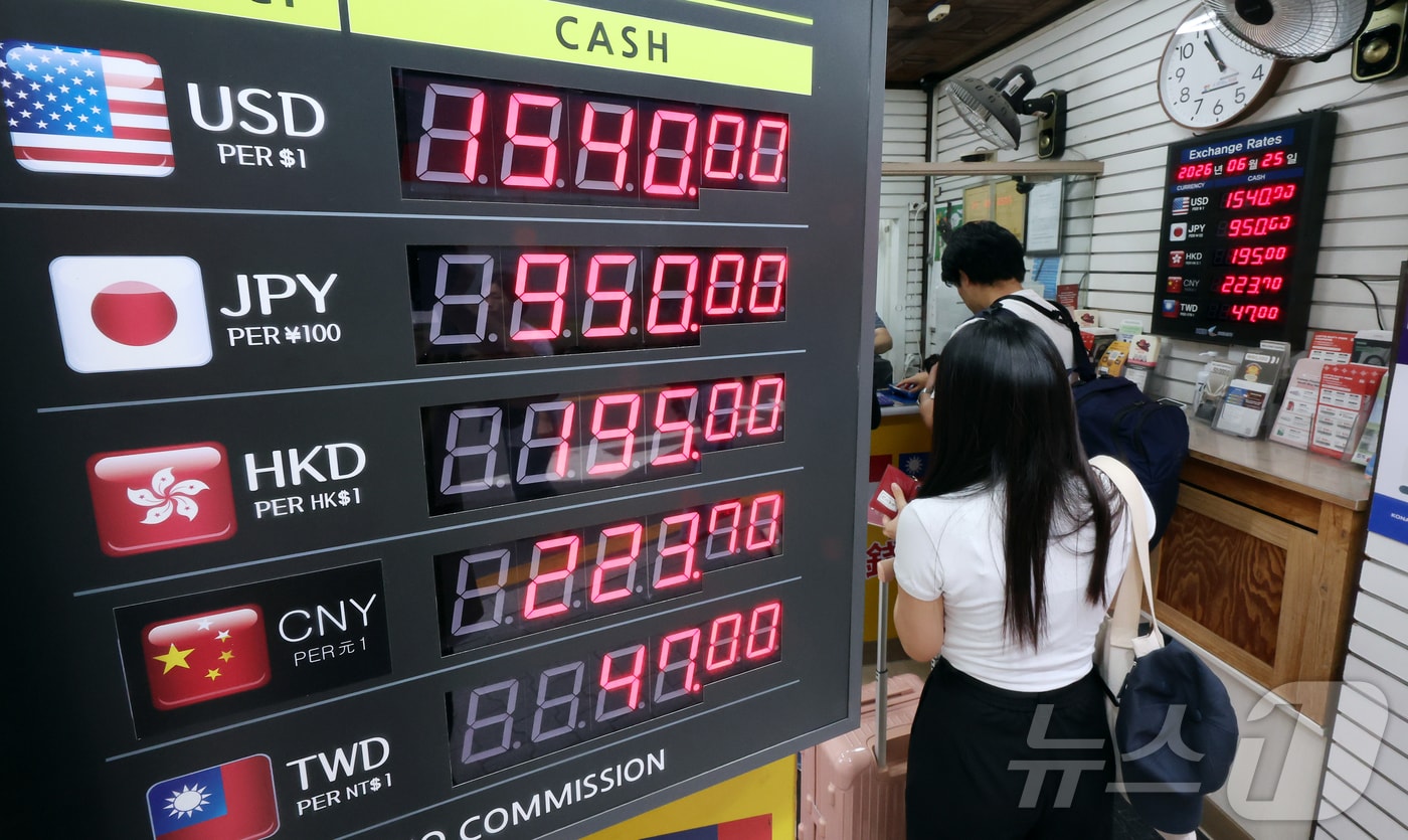 원·달러 환율이 1500원대 중반을 이어가고 있는 25일 서울 중구 명동의 환전소에서 외국인 관광객들이 환전소에서 환전을 하고 있다. 2026.6.25 ⓒ 뉴스1 김진환 기자