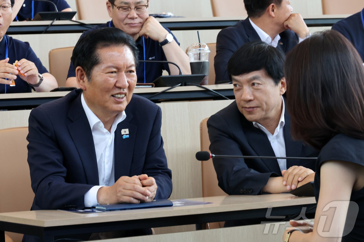정청래 전 더불어민주당 대표가 지난 6월 25일 전북 정읍시 아우름캠퍼스에서 열린 당선인 워크숍에서 이성윤 의원과대화를 나누고 있는 모습. 2026.06.25 ⓒ 뉴스1 김동규 기자