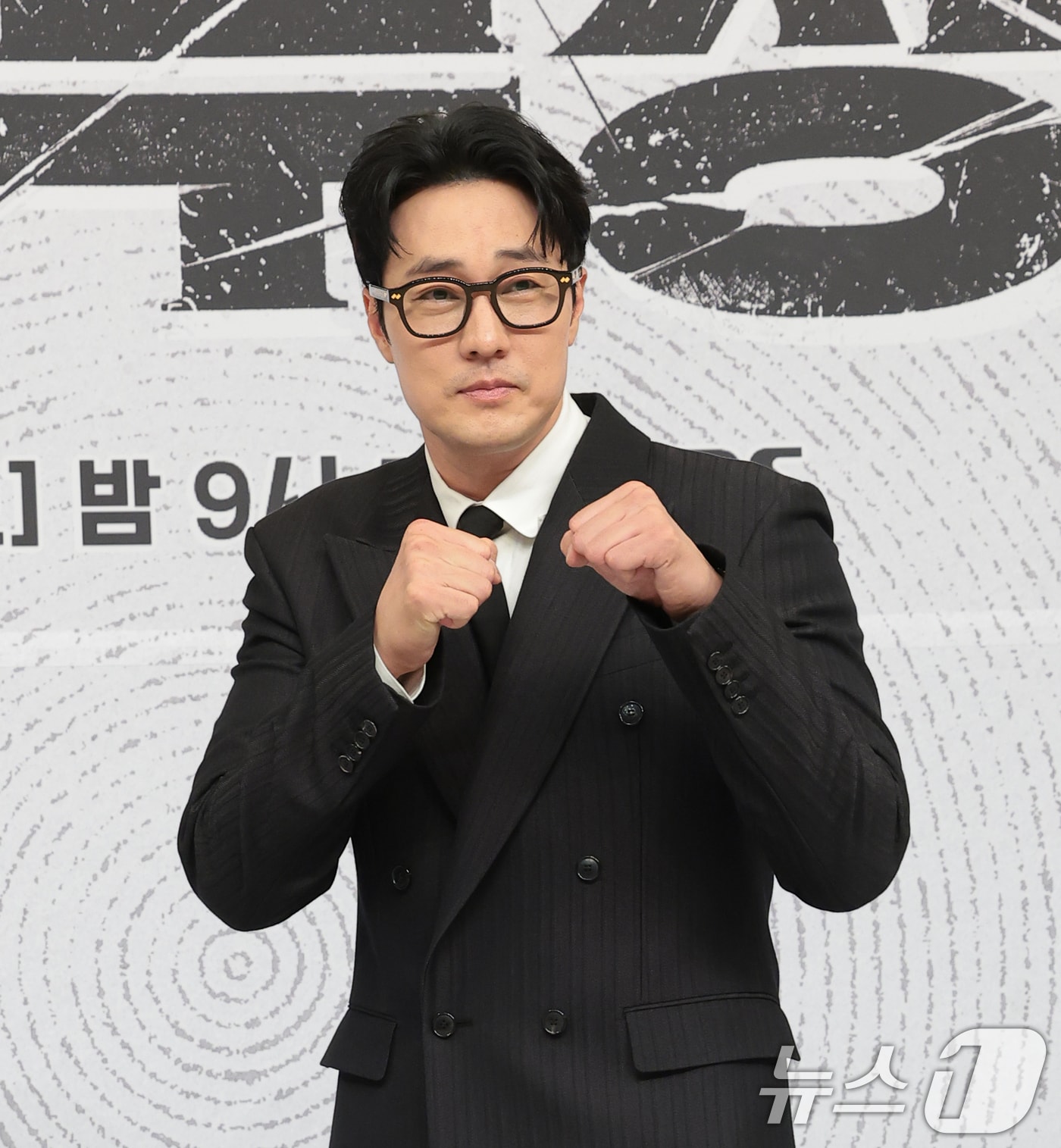 배우 소지섭이 25일 오후 서울 양천구 SBS 목동 사옥에서 열린 SBS 금토드라마 ‘김부장’(극본 남대중/연출 이승영) 제작발표회에 참석해 포즈를 취하고 있다. ‘김부장’은 세상에서 가장 평범한 아빠가 하나뿐인 딸을 되찾기 위해 싸우는 복수 액션 드라마다. 2026.6.25 ⓒ 뉴스1 권현진 기자