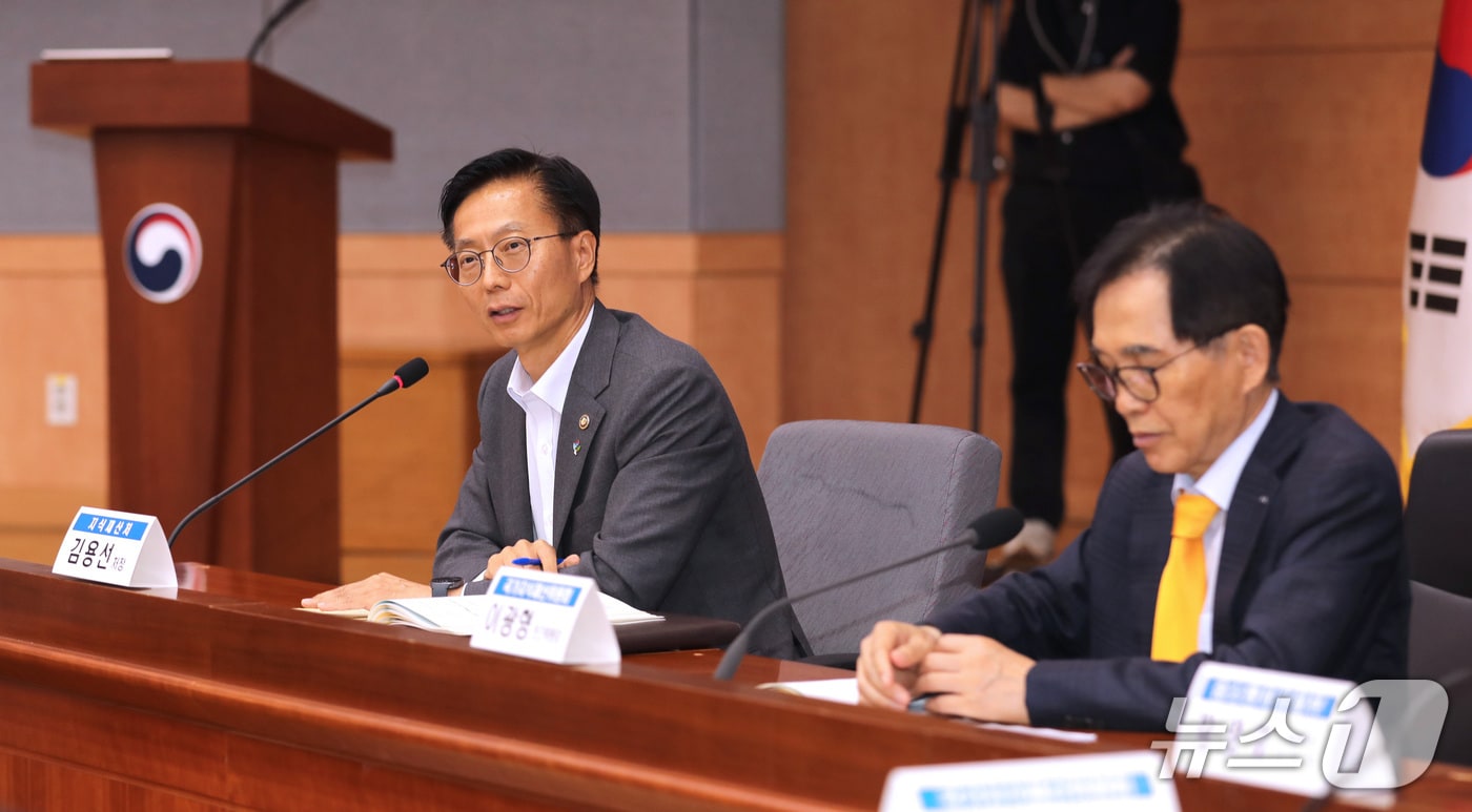 김용선 지식재산처장(왼쪽)이 '제41차 국가지식재산위원회' 본회의에서 발언을 하고 있다.(지식재산처 제공.재판매 및 DB금지)/뉴스1