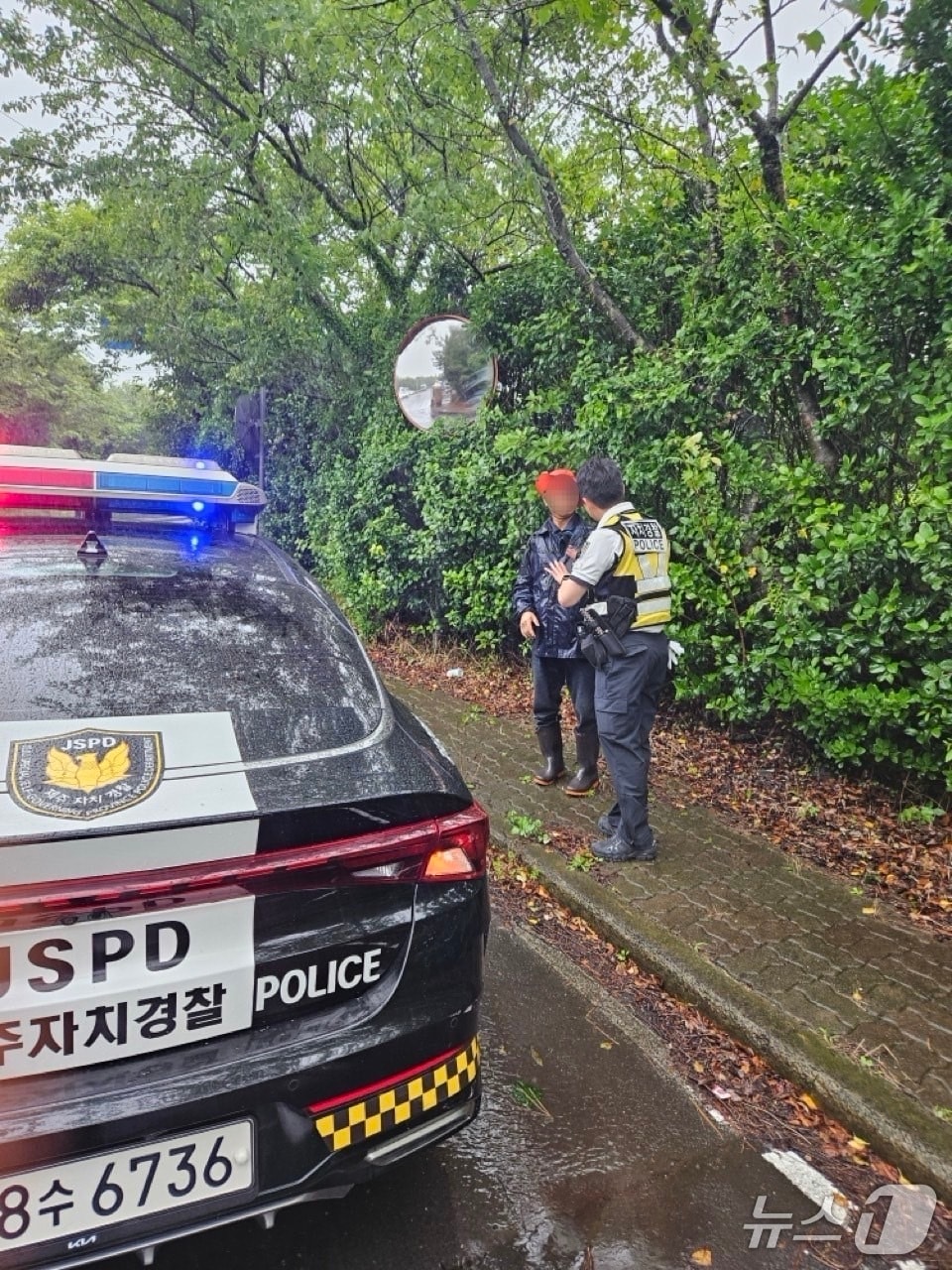 길잃은 노인 구조하는 자치경찰(제주자치경찰 제공. 재판매 및 DB금지)/뉴스1