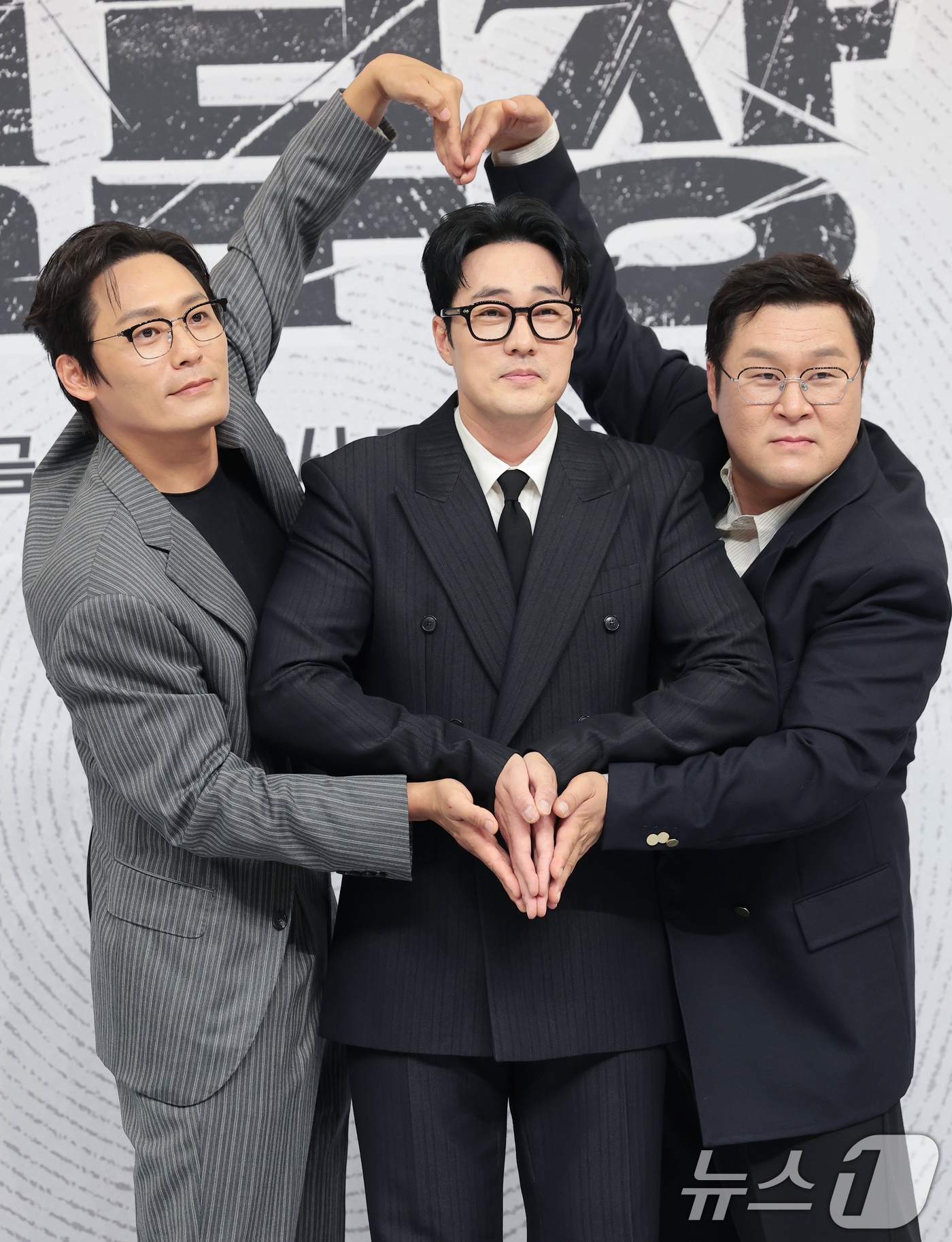 배우 최대훈(왼쪽부터)과 소지섭, 윤경호가 25일 오후 서울 양천구 SBS 목동 사옥에서 열린 SBS 금토드라마 ‘김부장’(극본 남대중/연출 이승영) 제작발표회에 참석해 포즈를 취하고 있다. ‘김부장’은 세상에서 가장 평범한 아빠가 하나뿐인 딸을 되찾기 위해 싸우는 복수 액션 드라마다. 2026.6.25 ⓒ 뉴스1 권현진 기자
