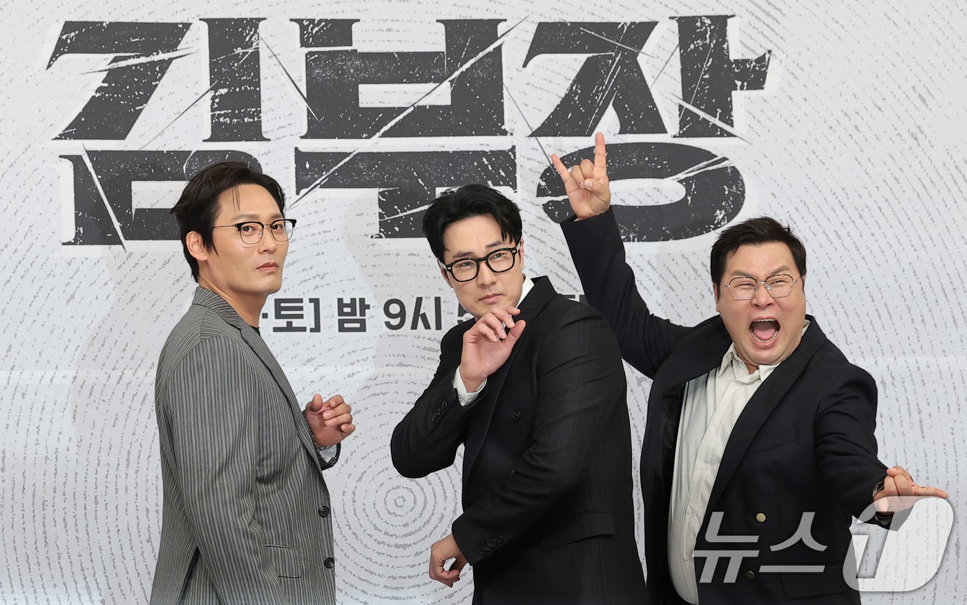 배우 최대훈(왼쪽부터)과 소지섭, 윤경호가 25일 오후 서울 양천구 SBS 목동 사옥에서 열린 SBS 금토드라마 ‘김부장’(극본 남대중/연출 이승영) 제작발표회에 참석해 포즈를 취하고 있다. ‘김부장’은 세상에서 가장 평범한 아빠가 하나뿐인 딸을 되찾기 위해 싸우는 복수 액션 드라마다. 2026.6.25 ⓒ 뉴스1 권현진 기자