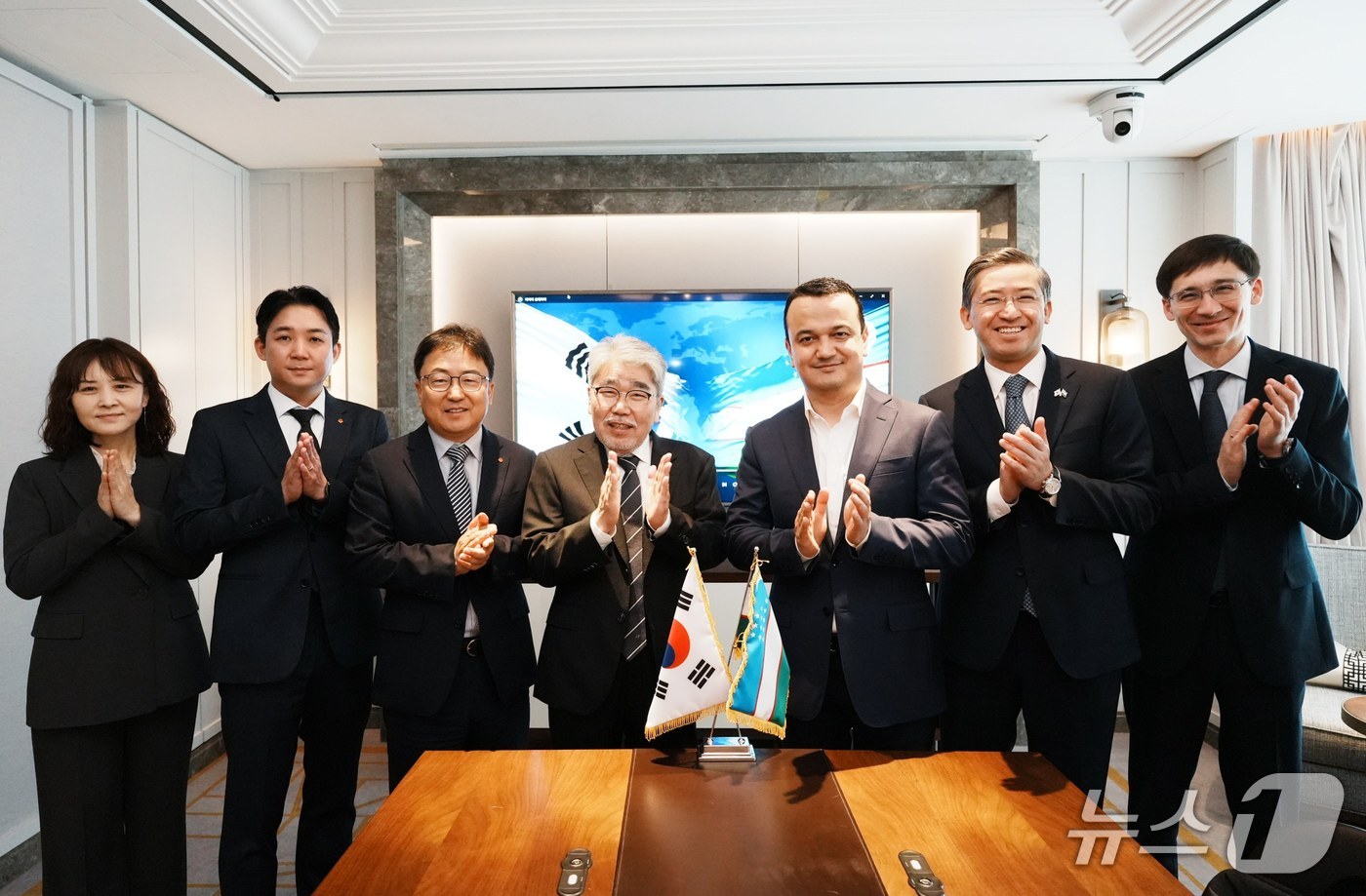 한국지역난방공사 하동근 사장(왼쪽에서 네번째)과 우즈베키스탄 투자산업통상부 라지즈 쿠드라토프 장관(왼쪽에서 다섯번째)이 면담 후 기념촬영을 하고 있다. (한난 제공) /2026.6.25/ ⓒ 뉴스1