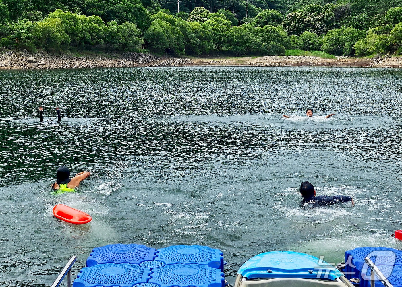 25일 파주시 마장호수에서 파주도시공사와 파주소방서가 합동으로 수난구조 훈련을 벌이고 있다. (파주도시공사 제공, 재판매 및 DB금지)
