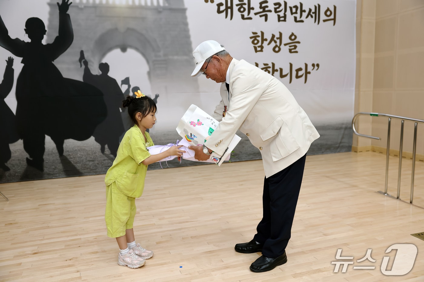 고창보듬이나눔이어린이집 원아가 참전용사에게 감사 편지와 꽃을 전달하고 있다.(고창군 제공. 재판매 및 DB금지)