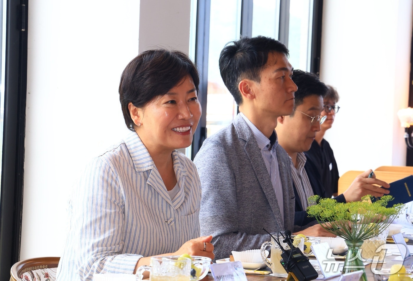 송미령 농림축산식품부 장관이 25일 전남 곡성을 찾아 농어촌 기본소득 운영 현황을 점검하고 지역공동체 활성화 사례를 살폈다. (농식품부 제공) /2026.6.25/ ⓒ 뉴스1