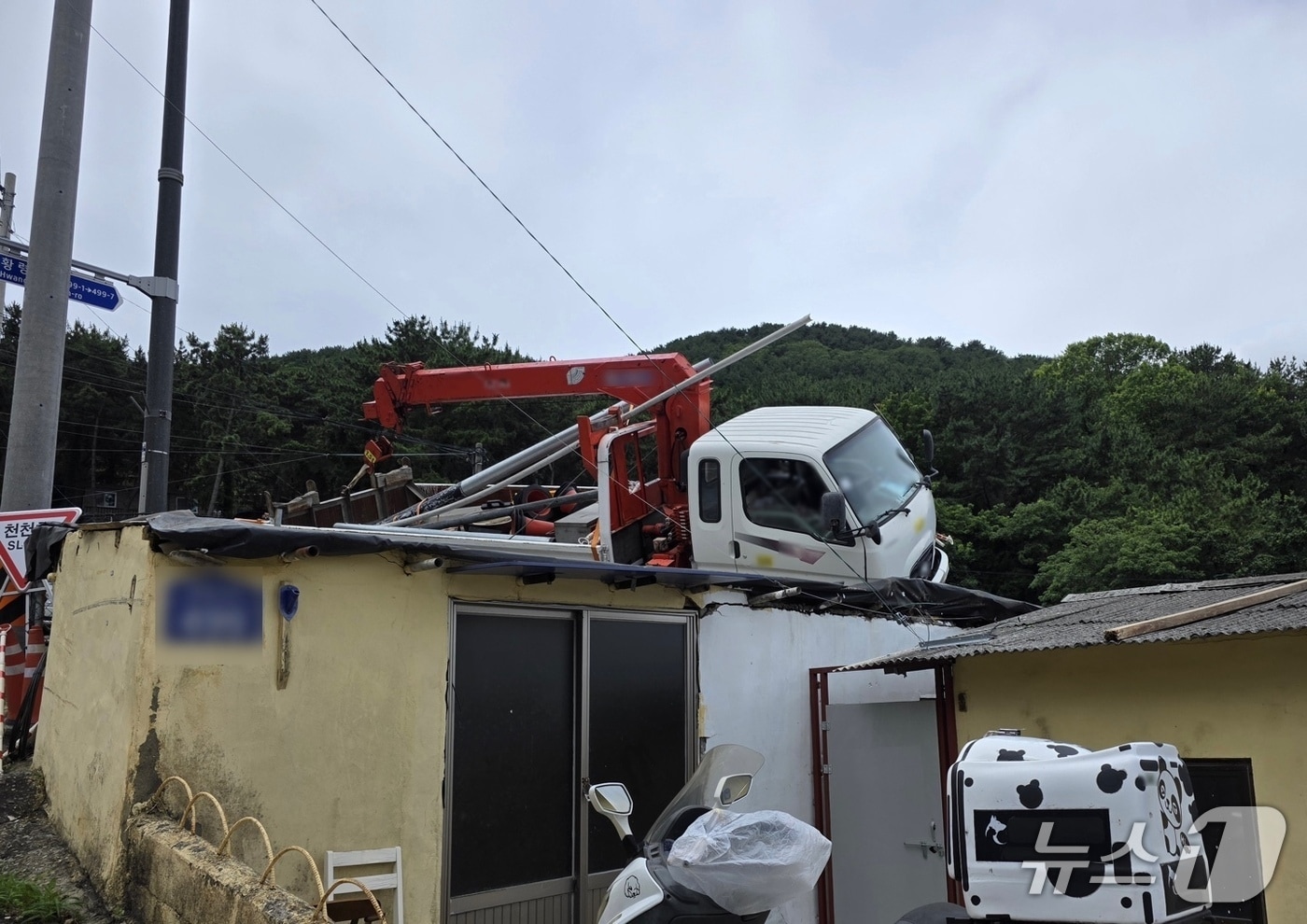 25일 부산 연제구 황령산 물만골에서 화물차가 통신선 작업 중이던 작업자들을 들이받아 5명이 다친 사고 현장..(부산경찰청 제공. 재판매 및 DB 금지)