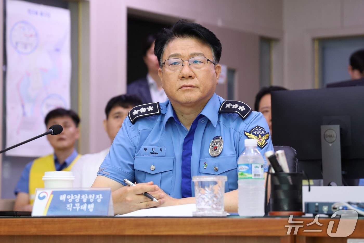 장인식 해양경찰청장 직무대행이 25일 울산해경 상황실을 방문해 부산 앞바다 어선 충돌 사고와 관련한 대응 상황을 점검하고 있다.(울산해경 제공. 재판매 및 DB금지)/뉴스1