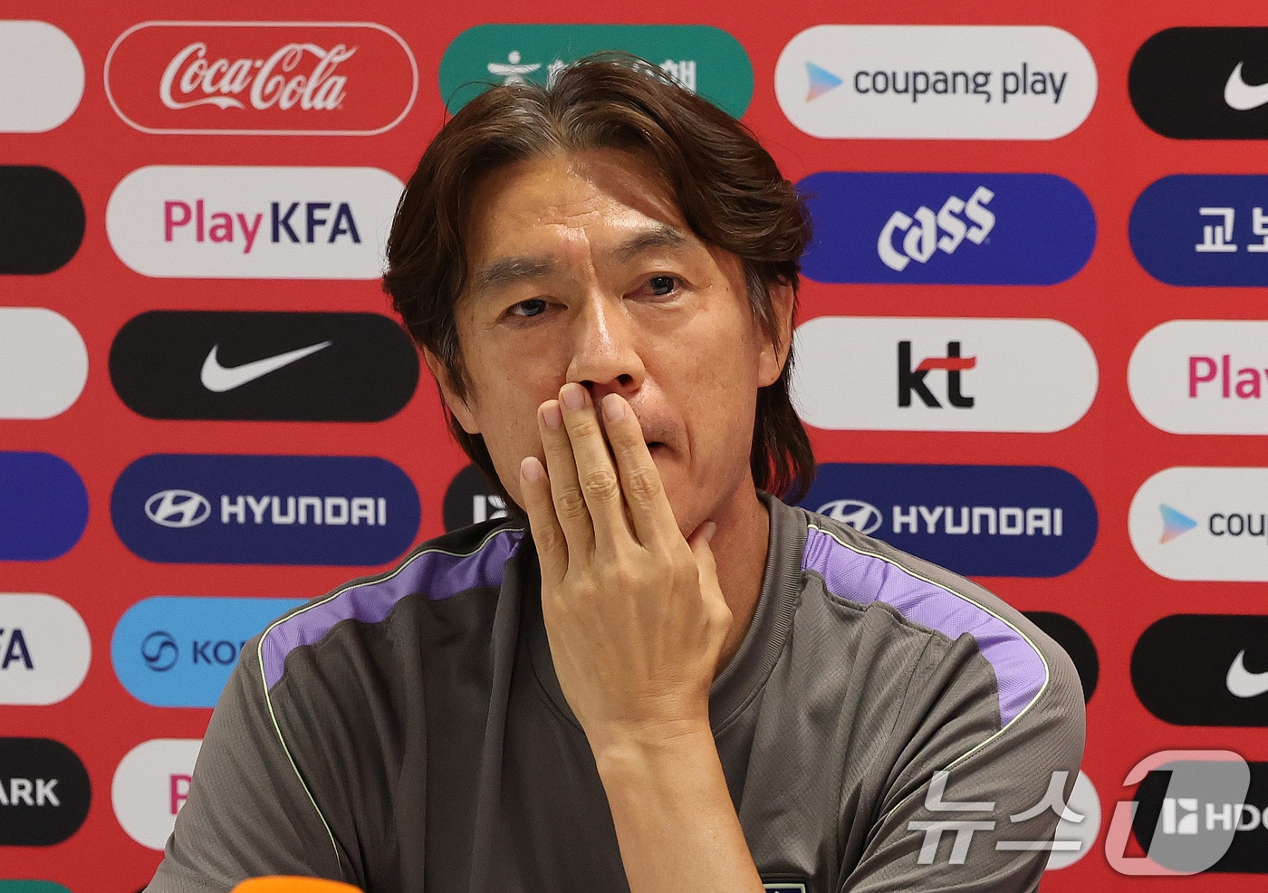 홍명보 대한민국 축구국가대표팀 감독이 25일(현지시간) 멕시코 과달라하라 인근 대한민국 축구대표팀의 베이스캠프 훈련장인 사포판 치바스 바예 베르데에서 훈련에 앞서 인터뷰를 하고 있다. 2026.6.26 ⓒ 뉴스1 임세영 기자