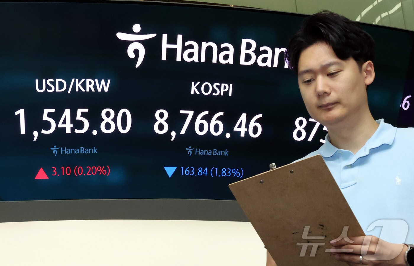 26일 서울 중구 하나은행 본점 딜링룸 전광판에 개장 시황이 나오고 있다.  2026.6.26 ⓒ 뉴스1 김진환 기자