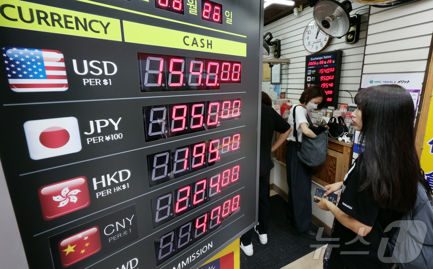 원·달러 환율이 1500원대 중반을 이어가고 있는 26일 오후 서울 중구 명동의 환전소에서 외국인 관광객들이 환전을 하기 위해 대기하고 있다. 2026.6.26 ⓒ 뉴스1 김진환 기자