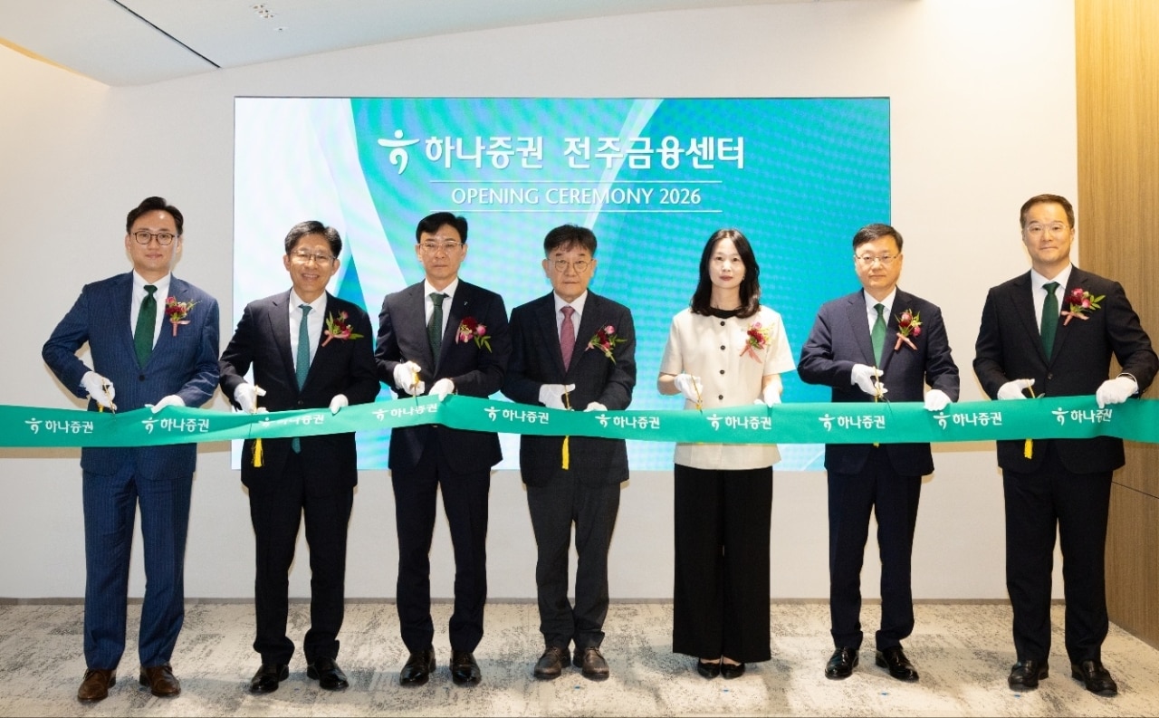 강성묵 하나증권 대표이사(왼쪽 두번째)가 전주금융센터 이전 개점식에 참여해 유성수 전주금융센터장(왼쪽 세번째), 임직원, 주요 손님들과 기념촬영하고 있다. (하나증권 제공)