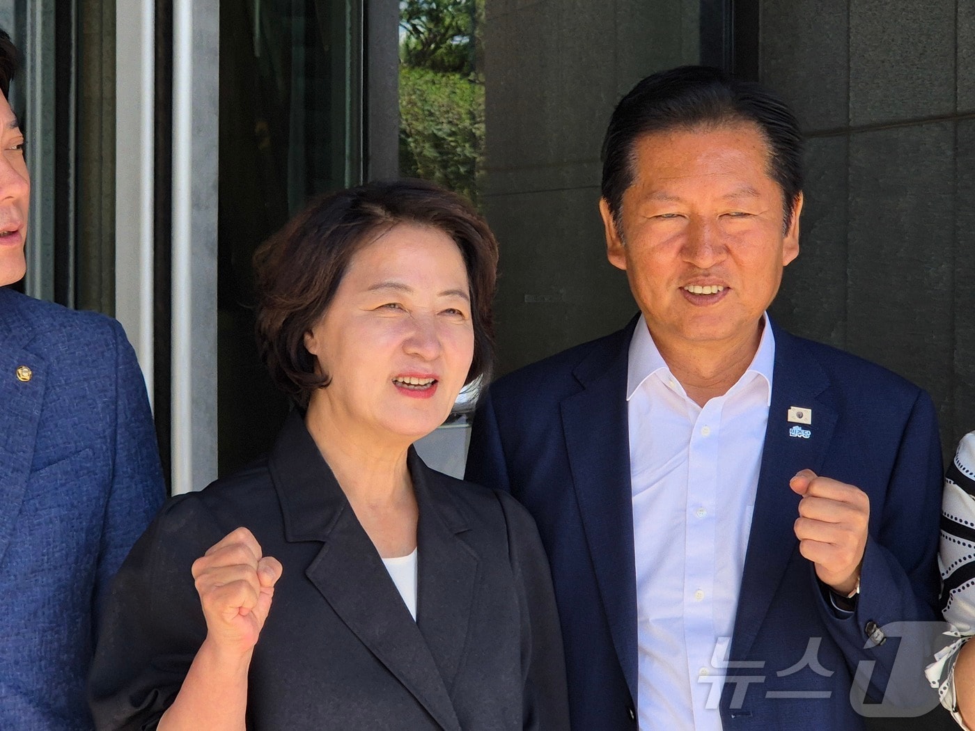 정청래 전 더불어민주당 대표가 지난 6월 26일 경기 양평군 블룸비스타 호텔에서 열린 민주당 여성당선인 워크숍을 찾아 추미애 경기도지사 당선인과 사진을 찍고 있다. 2026.6.26 ⓒ 뉴스1 양희문 기자